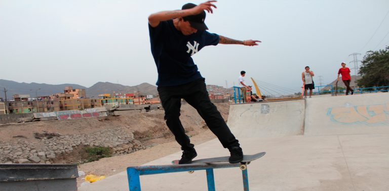 Skateboarding en las Lomas, El Agustino.