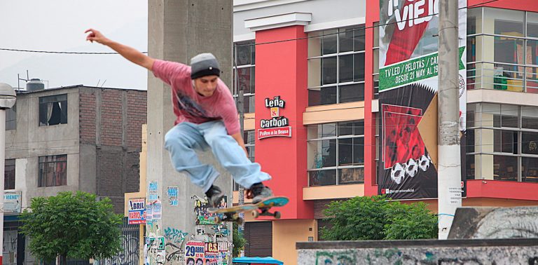 Skateboarding en banchero.