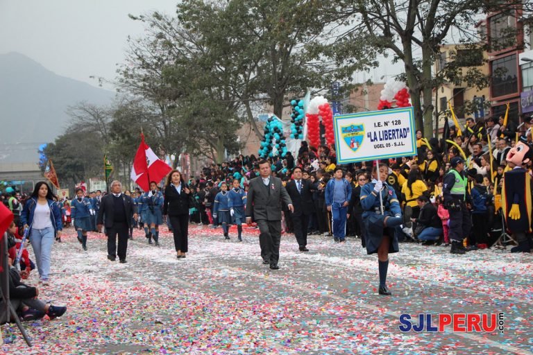 IE La Libertad en el desfile de Fiestas Patrias en san Juan de Lurigancho